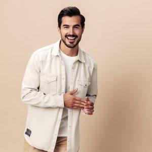 Barbat modern cu geaca simpla